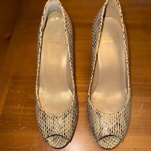 Stuart Weitzman Logo Plainfield Snake Print Leather Peep Toe Pump Size 9M Chic